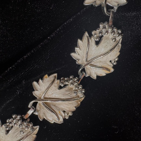 Elegant Silver / White Enamal Leaf Bracelet - Picture 11 of 11